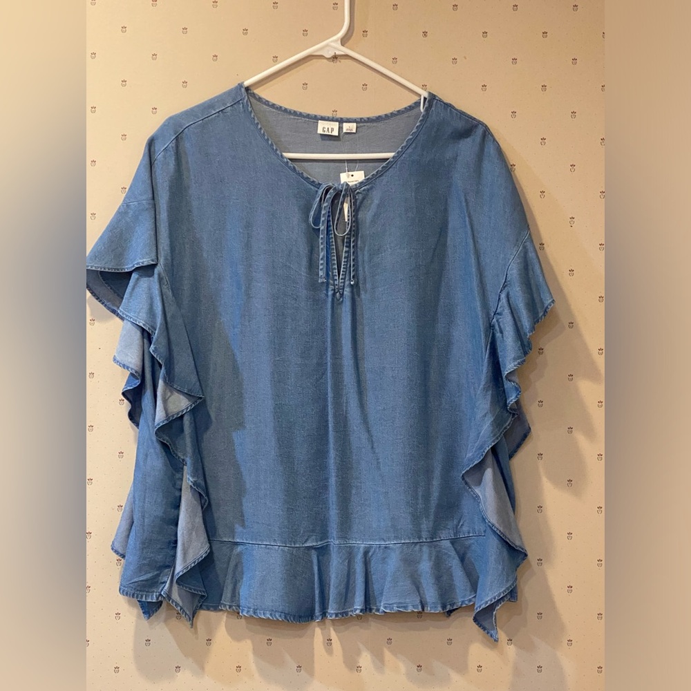 Gap women's denim chambray top. New with tags
